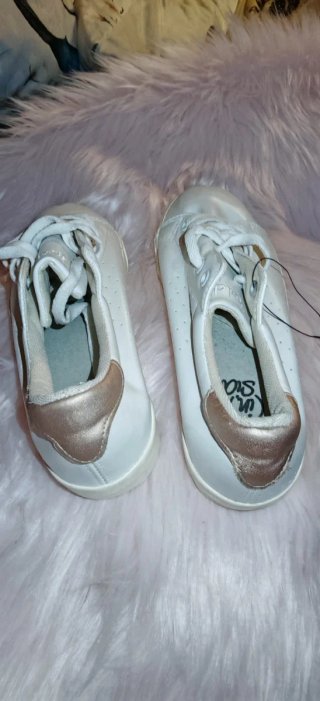 Zapatillas blancas detalle dorado talla 40