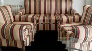 Conjunto sofá y 2 sillones. Estructura madera.