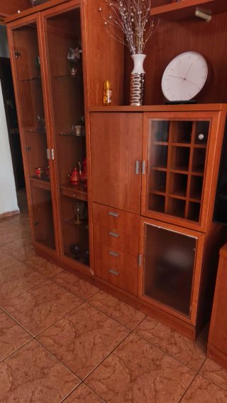 Mueble de comedor madera y cristal