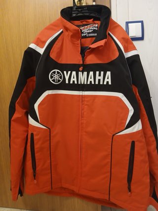 Chaqueta Yamaha Moto Negra y Roja