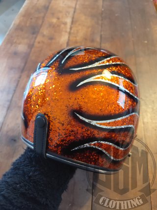 Casco metal flake flames orange