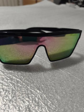 Gafas de sol futuristas