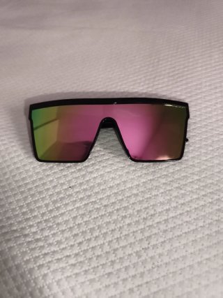 Gafas de sol futuristas