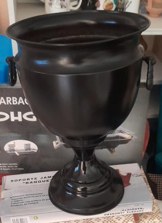 Macetero negro de metal con asas