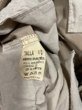 Pantalones camperos azul y marron.