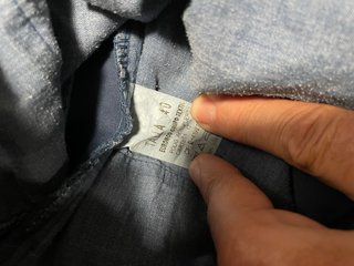 Pantalones camperos azul y marron.