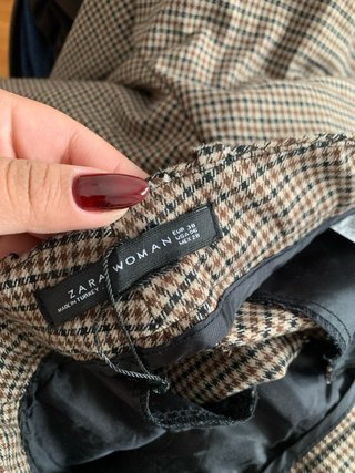 Pantalones de cuadros grises y amarillos