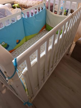 Cuna de bebé blanca con protector