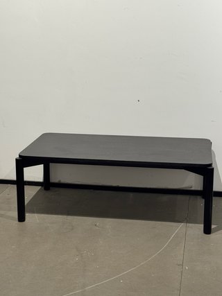 Mesa de centro negra de madera