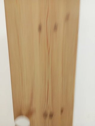 Estantería de madera con agujero