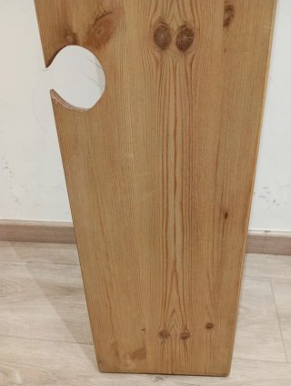 Estantería de madera con agujero
