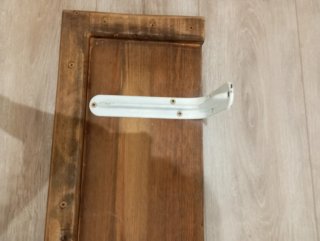 Estantería de madera con agujero