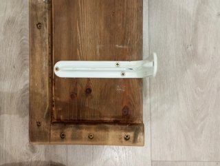 Estantería de madera con agujero