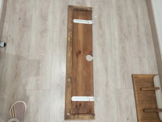 Estantería de madera con agujero