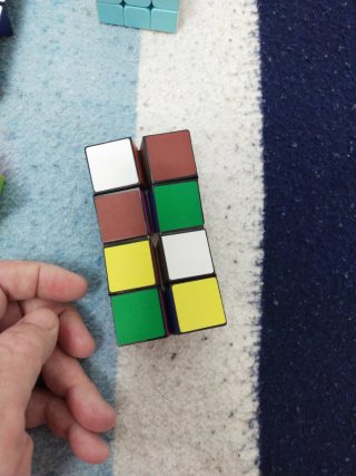 Lote de 6 Cubos de Rubik variados con soportes.