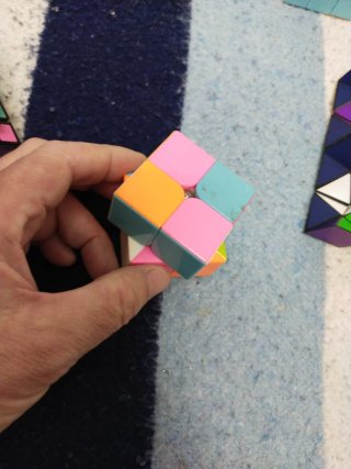 Lote de 6 Cubos de Rubik variados con soportes.