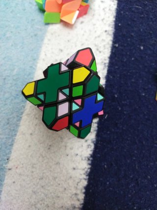 Lote de 6 Cubos de Rubik variados con soportes.