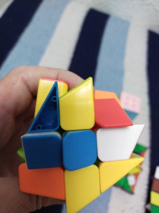 Lote de 6 Cubos de Rubik variados con soportes.