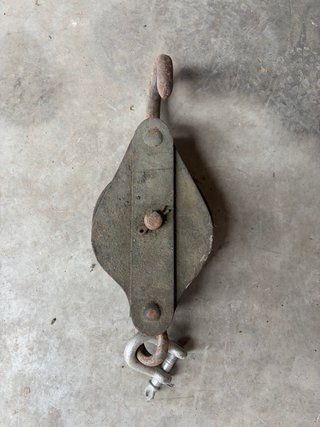 Polea antigua de hierro con gancho