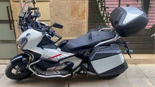 Honda Adventure Moto Negra y Blanca