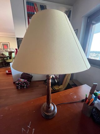 Lampada da tavolo in legno e tessuto