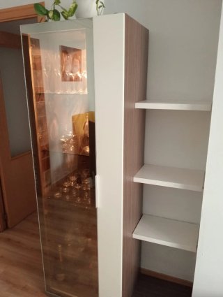 Vitrina madera combinada blanca y wengue