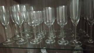 Vitrina madera combinada blanca y wengue