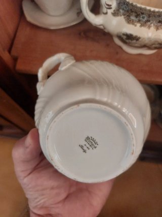 Juego de vajilla y tazas de café antiguas