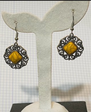 Pendientes plateados con piedra amarilla
