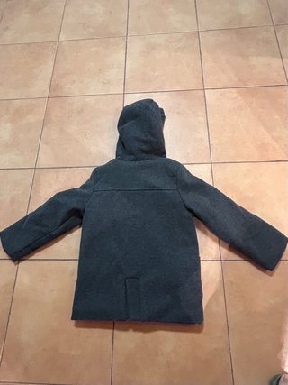 Abrigo niño 6 años gris con capucha marca Kiabi
