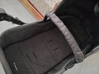 Carro de bebé gris