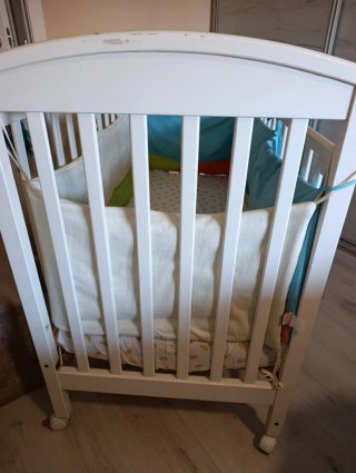 Cuna de bebé blanca