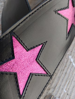 Correa de guitarra negra con estrellas rosas