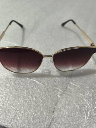 Gafas de sol marrones y doradas