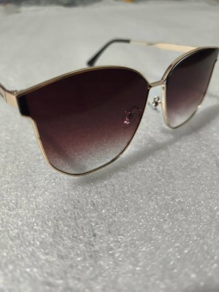 Gafas de sol marrones y doradas