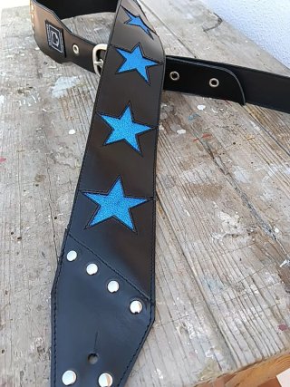 Correa de guitarra negra con estrellas azules