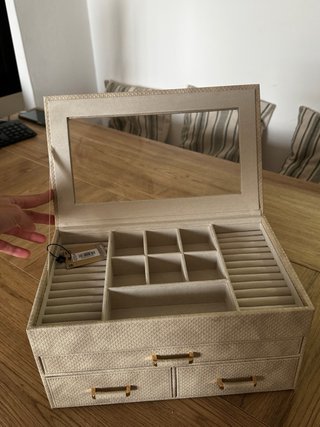 Joyero Beige con Acabado Piel y Detalles Dorados