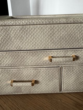 Joyero Beige con Acabado Piel y Detalles Dorados
