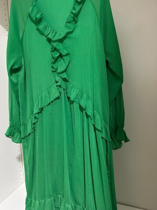 Vestido Zara verde con volantes