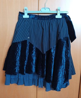 Falda negra asimétrica volantes