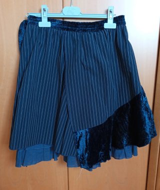 Falda negra asimétrica volantes