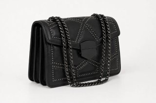 Bolso negro con tachuelas