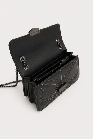 Bolso negro con tachuelas