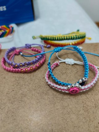 Pulsera negra con cuentas doradas hecha a mano