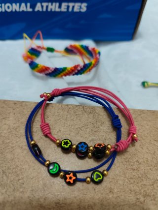 Pulsera negra con cuentas doradas hecha a mano