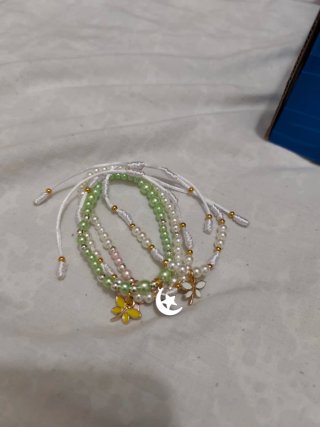 Pulsera negra con cuentas doradas hecha a mano