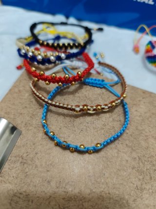 Pulsera negra con cuentas doradas hecha a mano