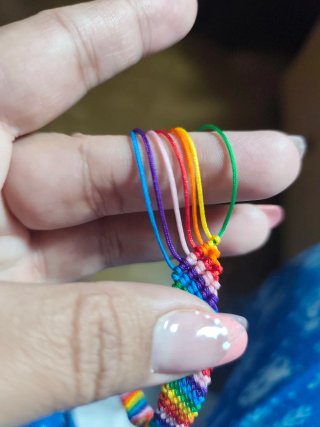 Pulsera negra con cuentas doradas hecha a mano