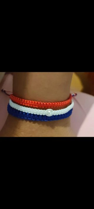 Pulsera negra con cuentas doradas hecha a mano