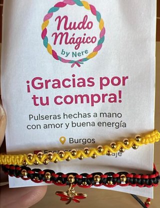 Pulsera negra con cuentas doradas hecha a mano